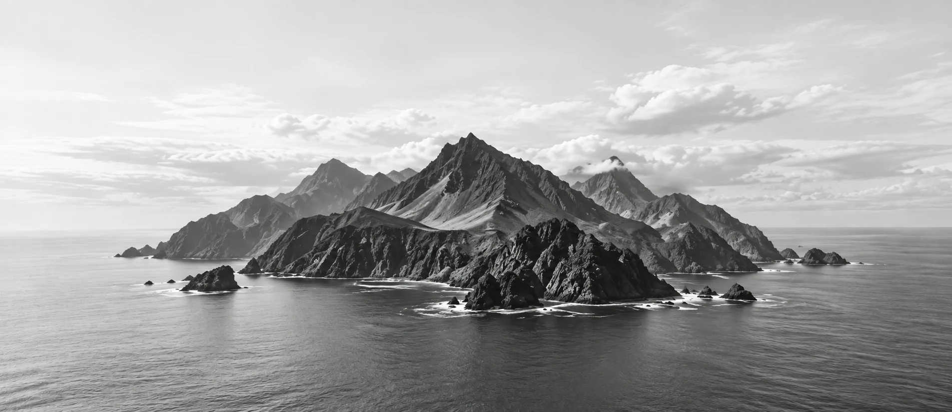 Eine Vulkaninsel, die aus einem ruhigen Atlantik aufragt