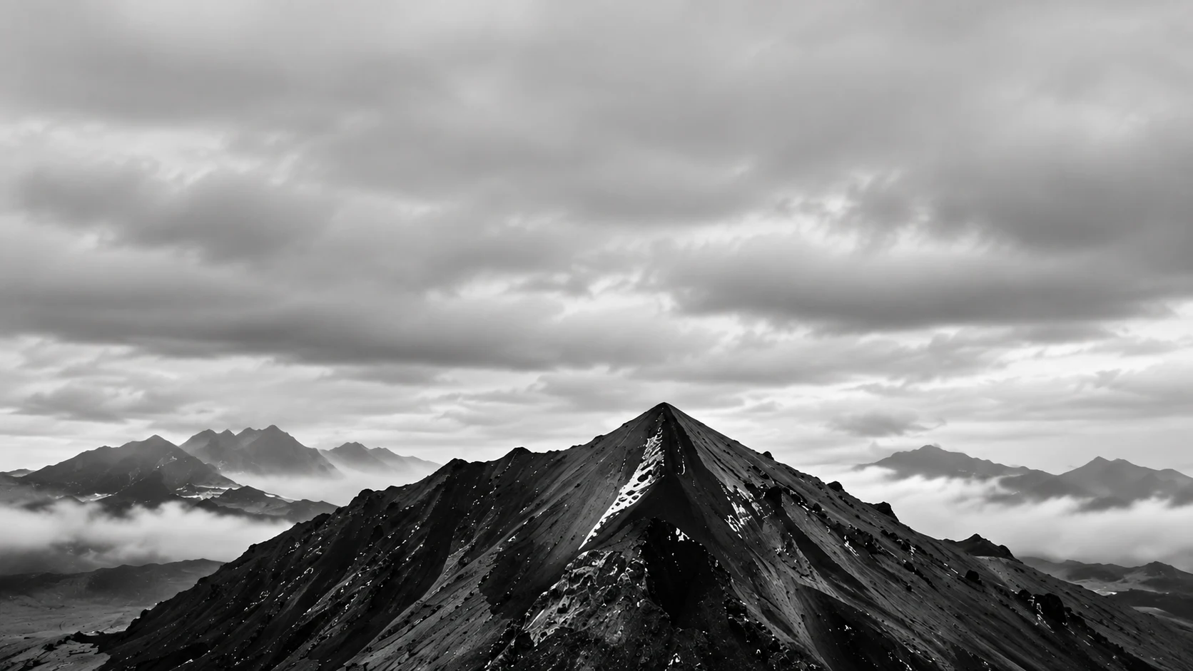 Ein scharfer Vulkangipfel über einem Wolkenmeer